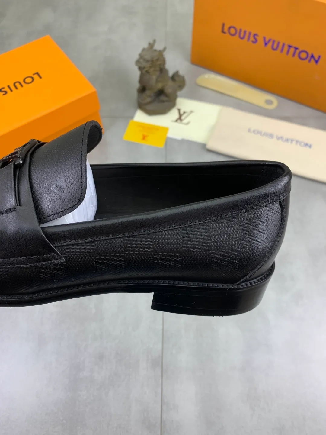 Men's men's shoes 💰P520 New style 💶[LOUIS VUITTON] Water-dyed Niuli Original order New style 🍀LV Louis Vuitton *——Top version of LV classic leather shoes! Made of imported original calfskin, original leather side strips and wear-resistant high-end rubber outsole! High quality products! Color: Black optional Size: 39-44 (45 customized)